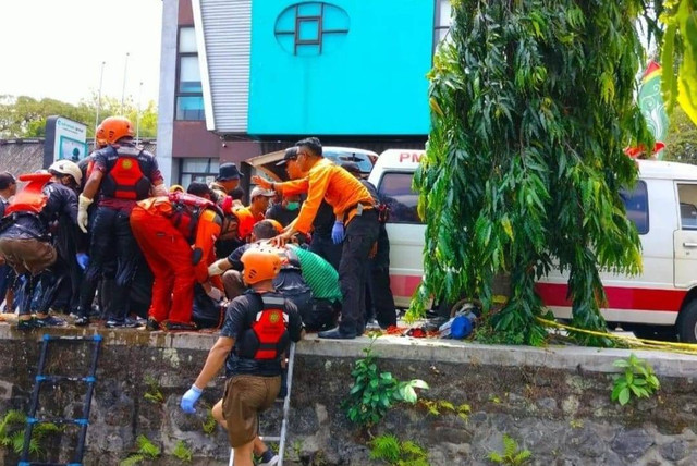 Tim SAR gabungan saat mengevakuasi korban kecelakaan di Selokan Mataram, Rabu (21/8). Foto: Basarnas Yogyakarta