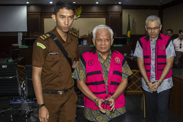 Terdakwa kasus dugaan korupsi pengelolaan tata niaga komoditas timah di wilayah izin usaha pertambangan PT Timah Tbk tahun 2015-2022 Suparta dan Reza Andriansyah usai menjalani sidang perdana di Pengadilan Tipikor, Jakarta, Rabu (21/8/2024). Foto: Dhemas Reviyanto/ANTARA FOTO