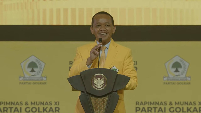 Ketua Umum Partai Golkar Bahlil Lahadalia menyampaikan pidato pada penutupan Rapimnas dan Musyawarah Nasional XI Partai Golkar 2024 di Jakarta, Rabu (21/8/2024). Foto: Youtube/ Golkar Indonesia