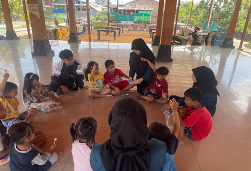Mahasiswa KKN sedang melakukan kegiatan English Colorful Learning bersama anak-anak di taman cerdas, Kelurahan Gilingan, Surakarta. (Sumber: Dokumentasi pribadi.)