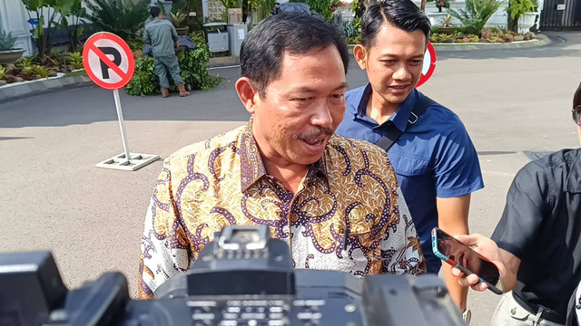 Pj Gubernur Jawa Tengah Nana Sudjana menjawab pertanyaan wartawan saat tiba di Istana Negara, Jakarta, Kamis (22/8/2024). Foto: Zamachsyari/kumparan