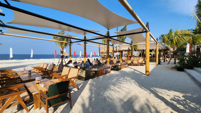 Suasana restoran baru Lucy by the Beach PIK 2 (21/8/24). Foto: Azalia Amadea/kumparan