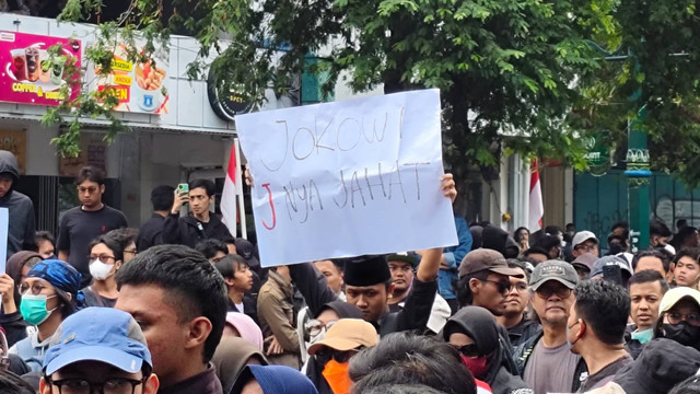 Sejumlah pengunjuk rasa membentangkan poster dalam aksi Jogja Memanggil di Yogyakarta, Kamis (22/8/2024). Foto: Arfiansyah Panji Purnandaru/kumparan