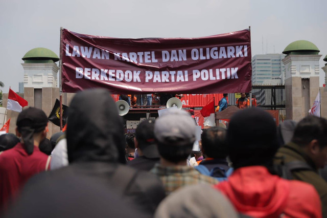 Demonstran padati gerbang parlemen membawa spanduk bertuliskan tuntutan aksi saat demo RUU Pilkada di Jakarta, Kamis (22/8). Foto: Jamal Ramadhan/kumparan