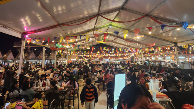 Pengunjung memadati JF3 Food Festival 2024 yang digelar di La Piazza Sumarecon Mall Kelapa Gading. Foto: Ela Nurlaela/kumparan