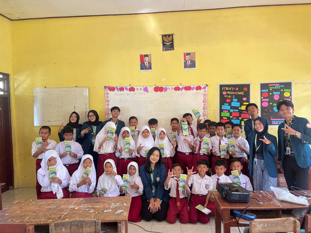 KKN TIM II UNDIP FOTO BERSAMA DENGAN KELAS 5 SDN 1 NGARGOSARI