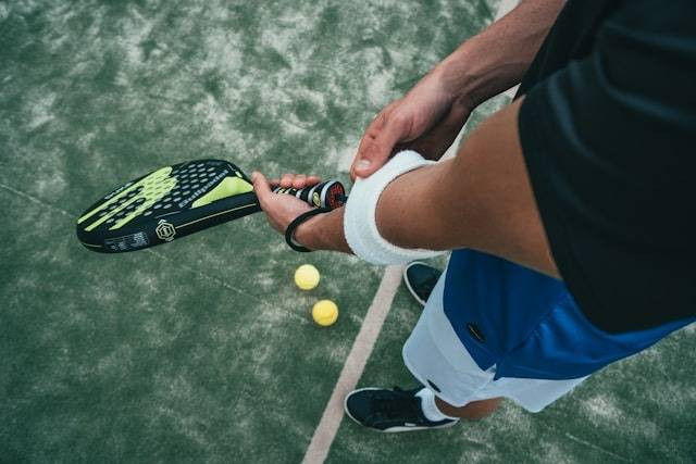 Ilustrasi Gerakan Lengan yang Benar pada Teknik Dasar Tenis Servis Atas saat Memukul Bola. Foto: dok. Unsplash/Oliver Sjöström