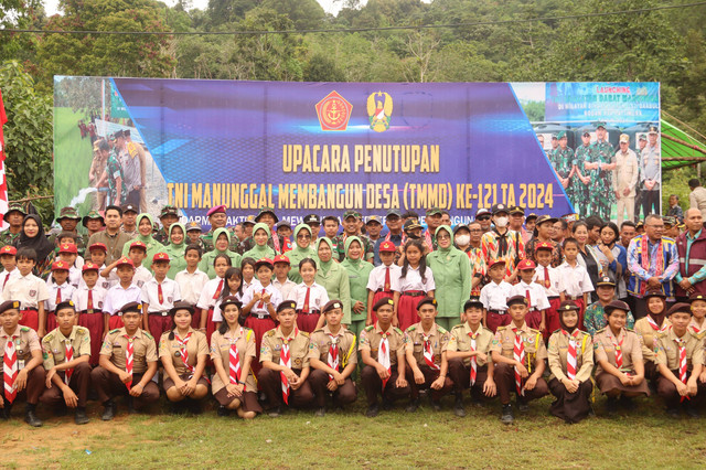Foto bersama dalam upacara penutupan TMMD di Desa Benuang, Kecamatan Toho, Kabupaten Mempawah. Foto: Pendim Mempawah
