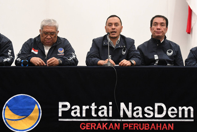 Ketua SC Partai NasDem Willy Aditya (tengah) menyampaikan paparan disaksikan anggota SC Fauzi H Amro (kanan) dan Ketua OC Ali Mazi saat konferensi pers menjelang pelaksanaan Kongres ke-III Partai NasDem di Jakarta, Jumat (23/8/2024). Foto: Akbar Nugroho Gumay/ANTARA FOTO