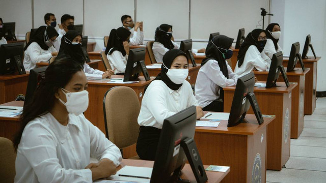 Peserta mengikuti tes Standar Kompetensi Dasar (SKD) CPNS 2021 di BKN, Jakarta, Kamis (2/9). Foto: Jamal Ramadhan/kumparan