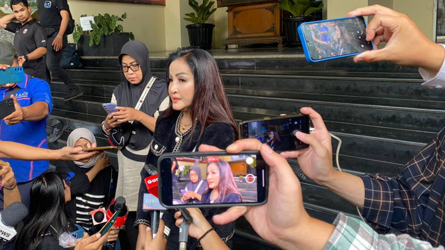 Artis Machica Mochtar datangi Polda Metro Jaya untuk datangi anaknya yang juga Asisten Lembaga Bantuan Hukum (LBH), Iqbal Ramadhan pada Jumat (23/8/2024). Foto: Abid Raihan/kumparan
