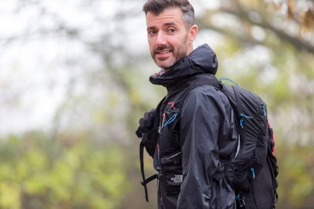 Rekomendasi Jaket Windbreaker Pria. Foto Hanya Ilustrasi. Sumber Foto: Unsplash.com/Fil Mazzarino