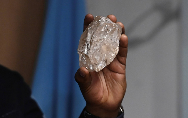 Presiden Botswana Mokgweetsi Masisi memegang berlian 2.492 karat yang ditemukan di salah satu tambangnya dan akan dipamerkan pada hari Kamis, 22 Agustus 2024, di Gaborone. Foto: AP Photo