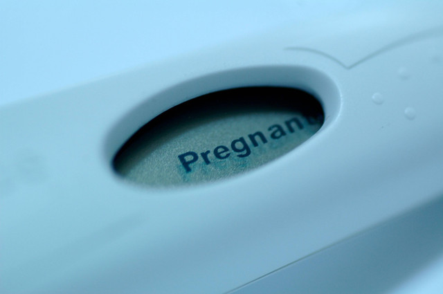 Ilustrasi Test Pack Tunjukkan Hasil Positif Hamil. Foto: Shutterstock