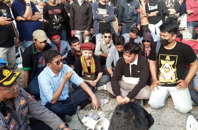 Anggota DPRD Sulawesi Utara, Ismail Dahab, duduk bersama para mahasiswa yang menggelar aksi Tolak RUU Pilkada, Jumat (23/8).