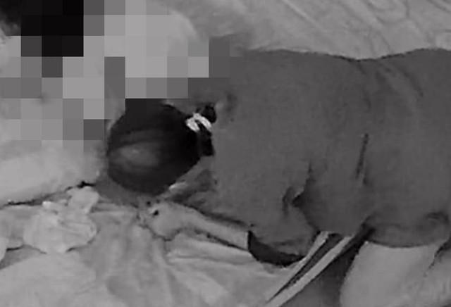 Potongan video CCTV yang merekam aksi pengasuh menggigit seorang balita di Palembang, Foto : Istimewa