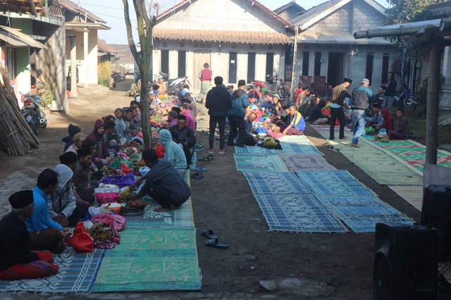 Warga Desa mulai berkumpul untuk melaksanakan Saparan, Rabu (21/08/24). Foto: Noor Silviana