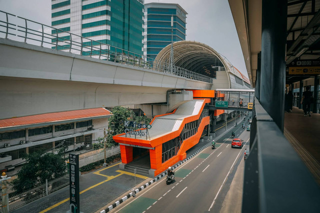 Stasiun Dekat Kemang Village. Foto hanya ilustrasi, bukan tempat sebenarnya. Sumber: unsplash.com/Ega Pamungkas.