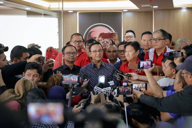 Anies Baswedan bersama Ketua DPD PDIP DKI Jakarta Adi Wijaya (Aming) memberikan keterangan kepada wartawan usai melakukan pertemuan di Kantor DPD PDIP DKI Jakarta, Sabtu (24/8/2024). Foto: Jamal Ramadhan/kumparan
