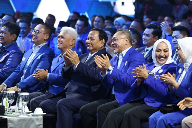 Presiden terpilih Prabowo Subianto didampingi Ketua Umum Partai Amanat Nasional (PAN) Zulkifli Hasan bersama Ketua Majelis Penasihat PAN Hatta Rajasa tiba saat menghadiri penutupan Kongres ke-VI PAN di Jakarta, Sabtu (24/8/2024). Foto: Dok. Istimewa