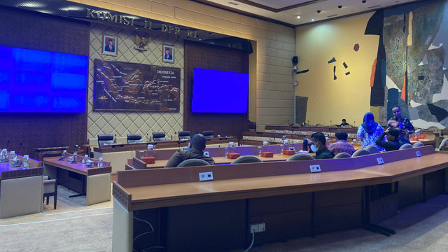 Komisi II DPR RI bersama KPU Gelar Rapat Dengar Pendapat (RDP) untuk Mengesahkan Perubahan Peraturan Komisi Pemilihan Umum (PKPU) tentang pencalonan di Pilkada 2024 serentak, Minggu (25/8/2024). Foto: Alya Zahra/Kumparan