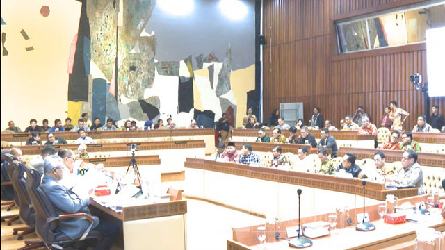Komisi II DPR RI bersama KPU Gelar Rapat Dengar Pendapat (RDP) untuk Mengesahkan Perubahan Peraturan Komisi Pemilihan Umum (PKPU) tentang pencalonan di Pilkada 2024. Foto: Youtube/TV Parlemen