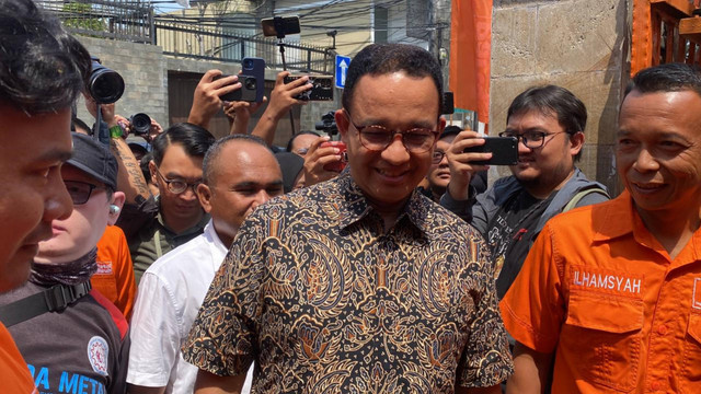 Anies Baswedan sampai di Posko Partai Buruh, Jakarta Selatan untuk lakukan silaturahmi dan audiensi pada Minggu (25/8).  Foto: Abid Raihan/kumparan