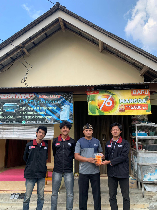 foto bersama pihak perwakilan gethuk porang oleh anggota PMM UMM kelompok 32 gelombang 9