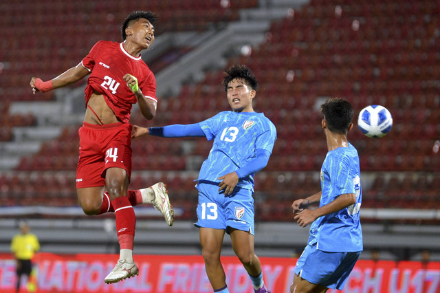 Pesepak bola Timnas Indonesia U-17 I Putu Panji Apriawan berebut bola dengan pesepak bola Timnas India U-17 Levis Zangminlun saat pertandingan persahabatan internasional di Stadion Kapten I Wayan Dipta Gianyar, Bali, Minggu (25/8/2024). Foto: Fikri Yusuf/ANTARA FOTO