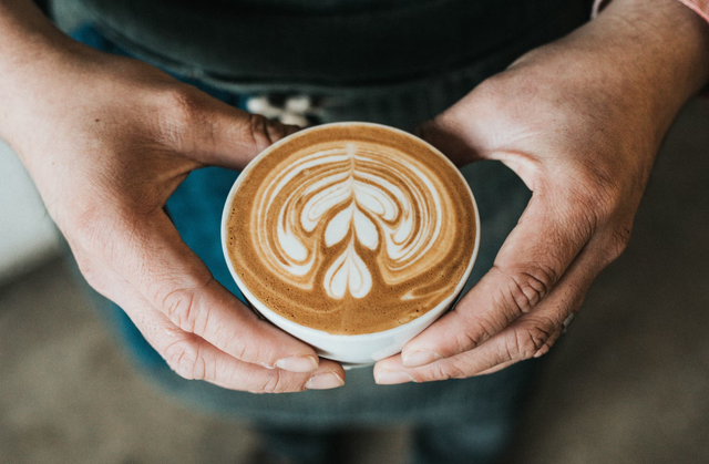 tempat ngopi di pabean cantikan. Foto hanyalah ilustrasi, bukan tempat yang sebenarnya. Sumber: Unsplash/Nathan Dumlao