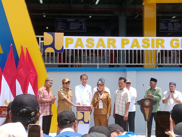 Presiden RI Presiden Joko Widodo (Jokowi) dalam peresmian Pasar Pasir Gintung di dampingi oleh Pj Gubernur Lampung, Samsudin dan Walikota Bandar Lampung, Eva Diana | Foto : Eka Febriani / Lampung Geh
