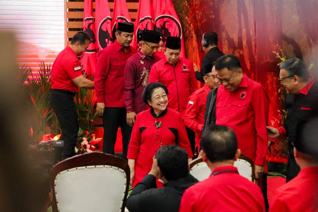 Ketum PDIP Megawati Soekarnoputri usai menyerahkan SK Rekomendasi kepada cakada untuk maju Pilkada 2024 di Kantor DPP PDIP, Jakarta, Senin (26/8/2024). Foto: Syawal Darisman/kumparan