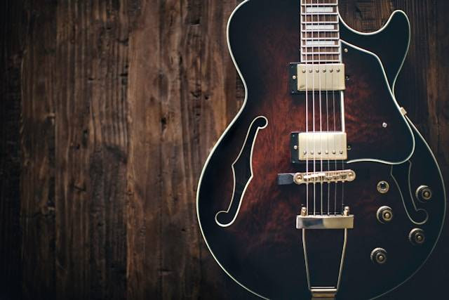 Rekomendasi Gitar Elektrik Terbaik. Foto Hanya Ilustrasi. Sumber Foto: Unsplash.com/Thomas Kelley