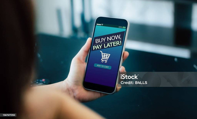 ilustrasi iklan pay later di salah satu market place (sumber : https://www.istockphoto.com/id/foto/bnpl-beli-sekarang-bayar-nanti-konsep-belanja-online)