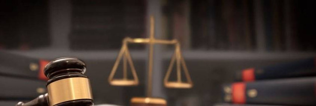 (Sumber: https://www.istockphoto.com/en/photo/judge-gavel-and-scale-in-court-legal-concept-gm1090431444-292518374)