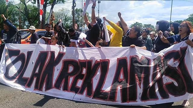 Demo nelayan dan warga pesisir Manado menolak reklamasi di depan kantor Wali Kota Manado, Senin (26/8).