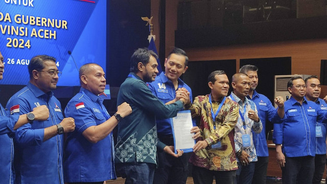 Ketua Umum Demokrat, Agus Harimurti Yudhoyono saat memberi surat rekomendasi untuk Muzakir Manaf dan Fadhlullah maju di Pilgub Aceh di Kantor DPP Demokrat, Jakarta, Senin (26/8/2024). Foto: Rachmadi Rasyad/kumparan