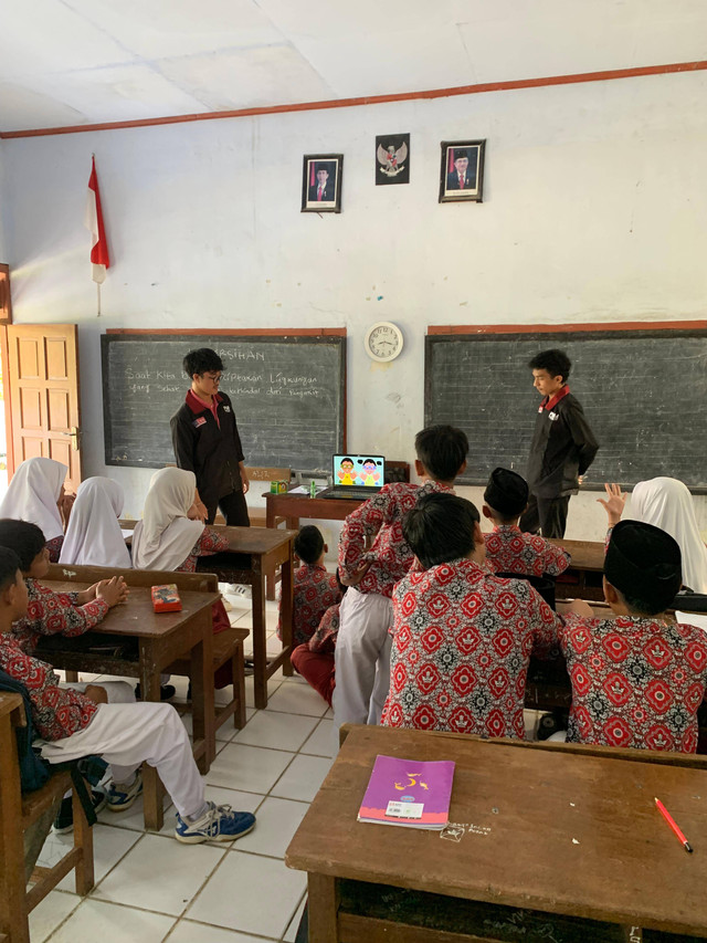 pemberian materi edukasi kebersihan oleh anggota PMM kelompok 32 geombang 9