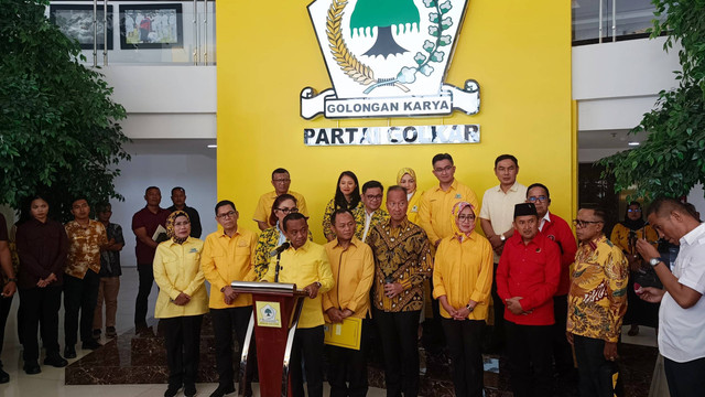 Ketum Golkar Bahlil Lahadalia memberikan keterangan pers di DPP Golkar, Jakbar, Selasa (27/8/2024). Foto: Thomas Bosco/kumparan