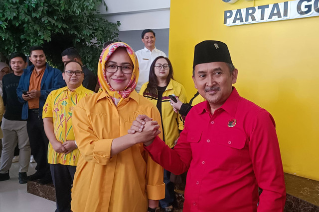 Cagub Airin Rachmi Diany dan Cawagub Ade Sumardi berjabat tangan usai menerima SK Rekomendasi dari Partai Golkar untuk Pilgub Banten 2024 di DPP Partai Golkar, Jakarta, Selasa (27/8/2024). Foto: Thomas Bosco/kumparan