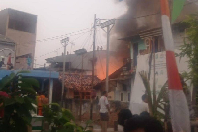 Kebakaran rumah di Kelurahan Kebon Kosong, Kecamatan Kemayoran, Jakarta Pusat, Selasa (27/8/2024). Foto: Instagram/ @humasjakfire