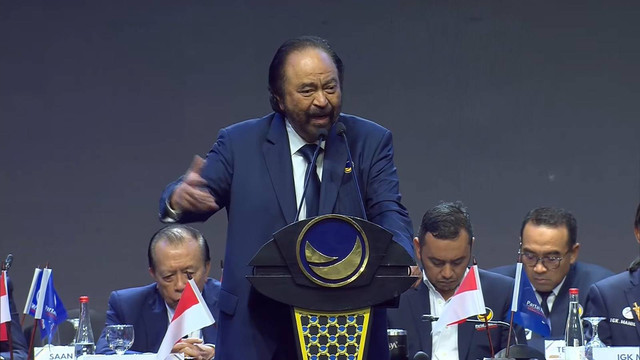 Ketua Umum NasDem Surya Paloh memberikan pidato pada Pembacaan Keputusan Majelis Tinggi Partai NasDem saat Kongres ke-III Partai Nasdem di Jakarta, Selasa (27/8/2024). Foto: Youtube/ NasDem TV