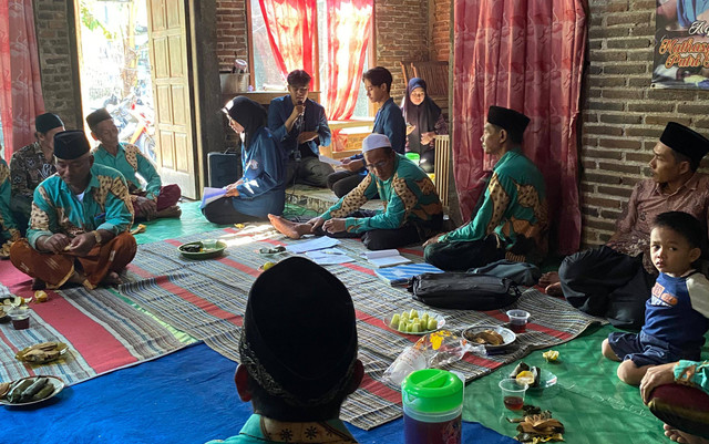 Pemaparan Materi Oleh Tim PPK Ormawa SEACREST FPIK UNDIP dalam Program "Nelayan Jogo Segoro" kepada Nelayan Desa Jambu, Jepara (Sumber: Dokumentasi Tim PPK Ormawa SEACREST FPIK UNDIP)