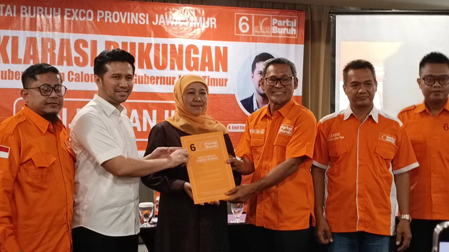 Partai Buruh Jawa Timur deklarasi dukungan Calon Gubernur dan Calon Wakil Gubernur Jawa Timur kepada pasangan Khofifah-Emil di Quest Hotel, Surabaya, Selasa (27/8/2024). Foto: Farusma Okta Verdian/kumparan