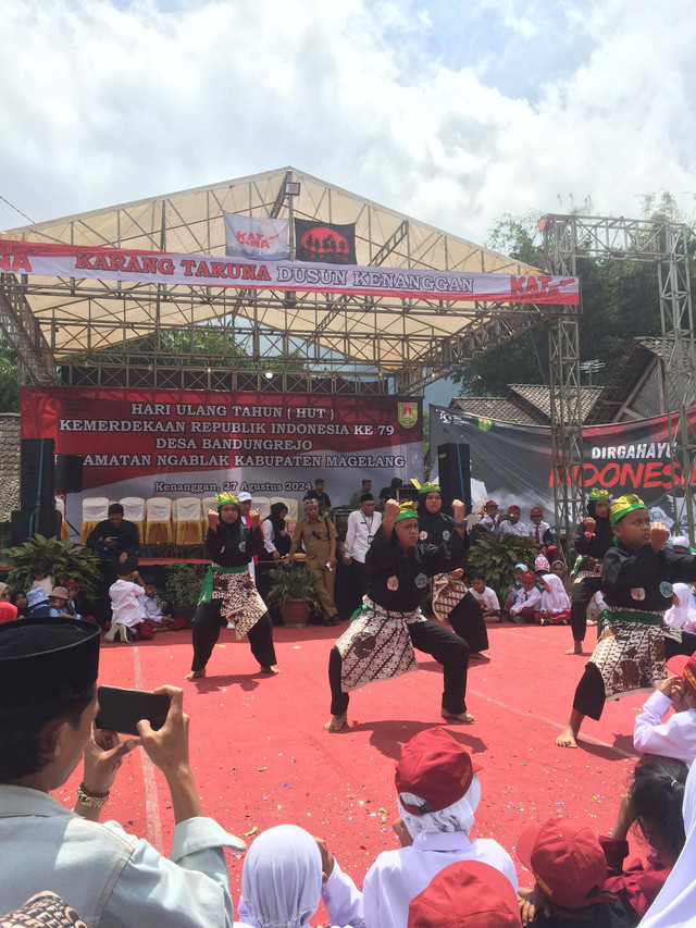 Penampilan kesenian pencak silat dari MI Ma'arif Bandungrejo, Selasa (27/8/2024). Foto: Aufar