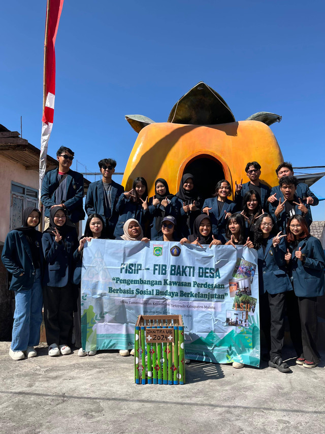 Kegiatan penyebaran tempat sampah di desa Tamansatriyan oleh mahasiswa KKN JANTRA UB, Minggu (28/7)