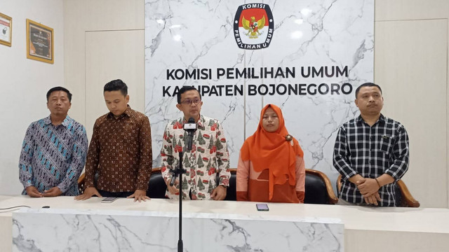 Komisioner KPU Bojonegoro saat menggelar konferensi pers di Kantor KPU Bojonegoro. Selasa sore (27/08/2024). (Aset: Istimewa)