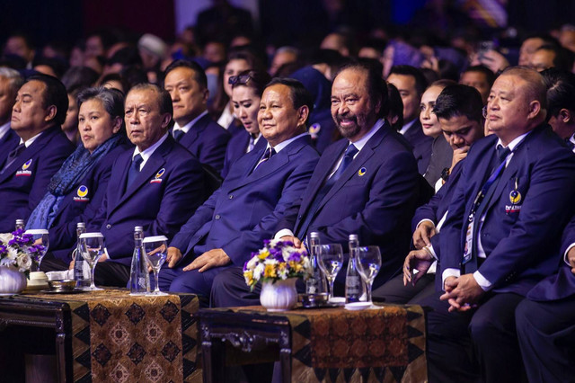 Ketua Umum Partai NasDem Surya Paloh (kanan) mendampingi Presiden terpilih Prabowo Subianto (kiri) saat menghadiri Penutupan Kongres III Partai NasDem di Jakarta Convention Center (JCC), Senayan, Jakarta, Selasa (27/8/2024). Foto: Dhemas Reviyanto/ANTARA FOTO