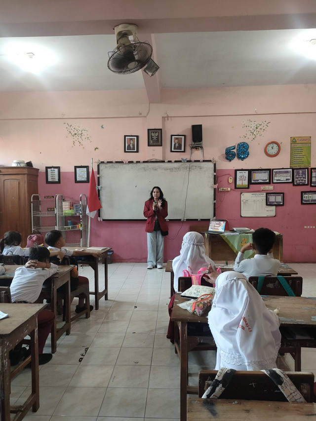 (Dokumentasi Pribadi Kelompok 4 Gelombang 8 PMM UMM) Pengenalan Public Speaking oleh Mahasiswa PMM UMM di SDN 43 Gresik
