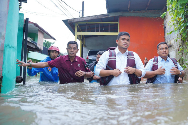 Walkot Medan Bobby Nasution tinjau banjir. Foto: Dok: Istimewa